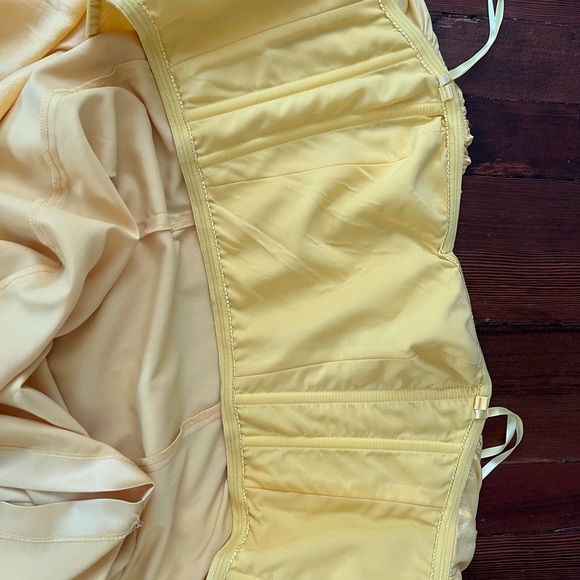 Strapless sweetheart neckline yellow dress in size 4 - Picture 8 of 9